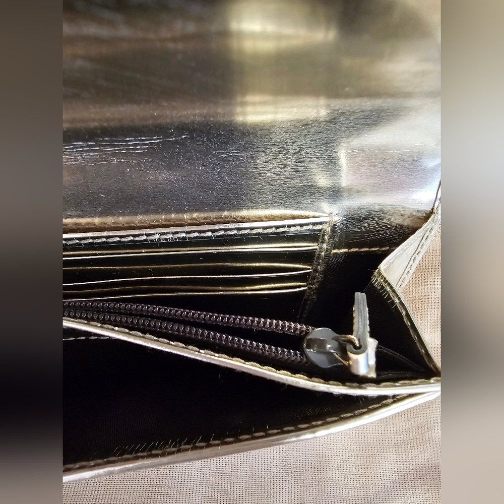 Gucci:RARE White & Silver Wallet w/ COA - Picture 10 of 15